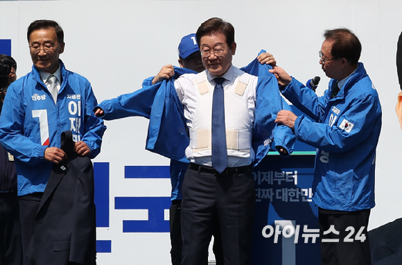 이재명 더불어민주당 대선 후보가 6·3 대통령선거 공식 선거운동 첫날인 12일 '빛의 혁명'을 상징하는 공간인 서울 광화문 청계광장에서 연설을 하고 있다. [사진=곽영래 기자]