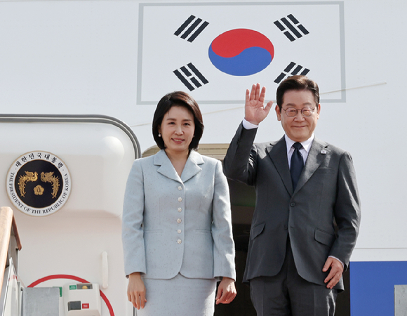 유엔총회 참석차 출국하는 이재명 대통령과 김혜경 여사가 22일 성남 서울공항에서 공군 1호기에 탑승하며 환송객들을 향해 인사하고 있다. 2025.9.22 [사진=연합뉴스]