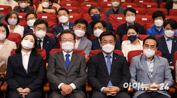 이재명 더불어민주당 총괄선대위원장과 윤호중-박지현 공동상임선대위원장, 박홍근 원내대표가 1일 국회에 마련된 종합상황실에서 6.1 지방선거 출구조사 결과를 지켜보고 있다. [사진=김성진 기자]