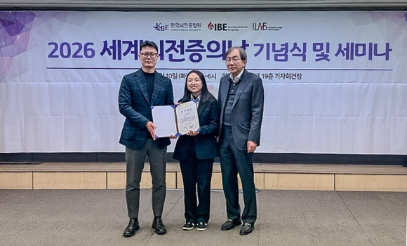 남양유업 임직원들이 10일 세계 뇌전증의 날을 맞아 한국뇌전증협회가 주최한 기념식에서 환우를 위한 '임직원 나눔 장학금'을 전달하며 기념 촬영을 하고 있다. 장종진 남양유업 브랜드팀 과장(왼쪽) 김흥동 한국뇌전증협회 이사장(오른쪽) [사진=남양유업 제공]