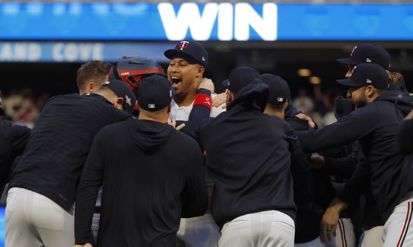 MLB 미네소타 선수들이 5일(한국시간) 열린 토론토와 와일드카드 시리즈 2차전에서 2-0 승리를 거둬 디비전시리즈행이 확정되자 마운드 주변으로 몰려와 세리머니를 하고 있다. [사진=뉴시스]