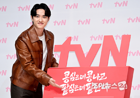 배우 도경수가 11일 오후 서울 강남구 엘리에나 호텔에서 열린 tvN '콩 심은 데 콩 나고 팥 심은 데 팥 난다' 제작발표회에서 포토타임을 갖고 있다. [사진=곽영래 기자]