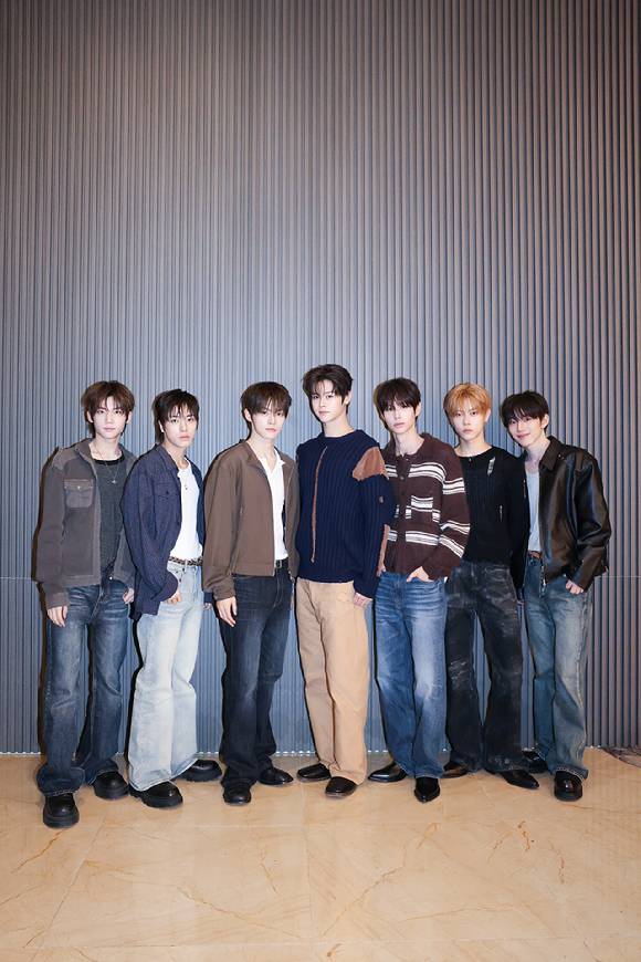 그룹 클로즈 유어 아이즈(전민욱, 마징시앙, 장여준, 김성민, 송승호, 켄신, 서경배)가 30일 서울 강남구 더 리버사이드호텔에서 열린 신보 '256th Note' 발매 기념 기자간담회에서 포즈를 취하고 있다. [사진=언코어]