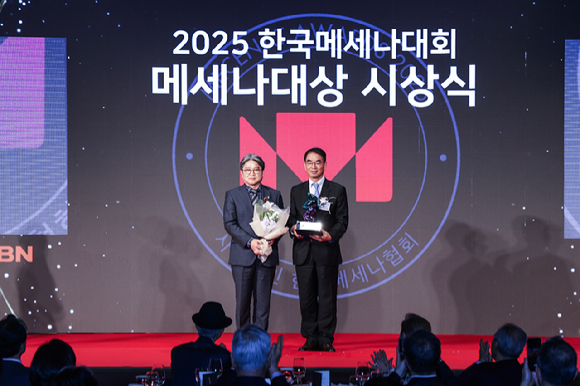 최희남 종근당홀딩스 대표(오른쪽)가 11일 한국메세나대회 메세나대상 문화공헌상 수상 기념촬영을 하고 있다. [사진=종근당홀딩스 제공]