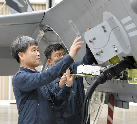 류광수(왼쪽) 전 한국항공우주산업(KAI) 부사장 [사진=KAI]