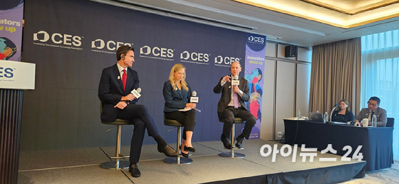게리 샤피로 미국소비자기술협회 CEO가 24일 서울 강남구 한 호텔에서 열린 'CES 2026' 기자간담회에서 발언하고 있다. [사진=박지은 기자]