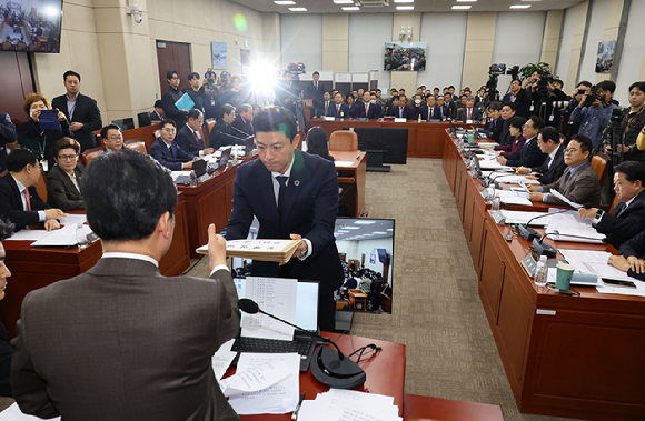 22일 서울 여의도 국회에서 열린 '윤석열 정부의 비상계엄 선포를 통한 내란 혐의 진상규명 국정조사 특별위원회' 1차 청문회에서 안규백 위원장이 '윤석열 대통령 동행명령장'을 발부하고 있다. 2025.1.22 [사진=연합뉴스]