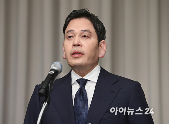 정용진 신세계그룹 회장이 26일 서울 강남구 조선팰리스 호텔에서 스타벅스 5.18 '탱크데이' 마케팅 관련 대국민 사과를 하고 있다. [사진=곽영래 기자]