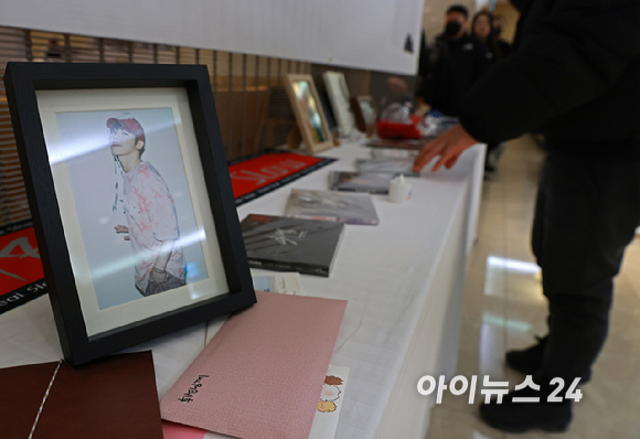 故 휘성의 빈소가 14일 오전 서울 강남구 서울삼성병원 장례식장에 마련됐다. [사진=사진공동취재단]