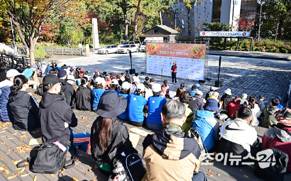 '산악인 오은선 대장과 함께 하는 제8회 희망찾기 등산·트레킹 교실'(이하 트레킹교실) 개회식이 28일 오전 서울 우이동 만남의 광장에서 열렸다. 오은선 대장이 '살아있음의 행복'을 주제로 강연을 하고 있다. [사진=곽영래 기자]