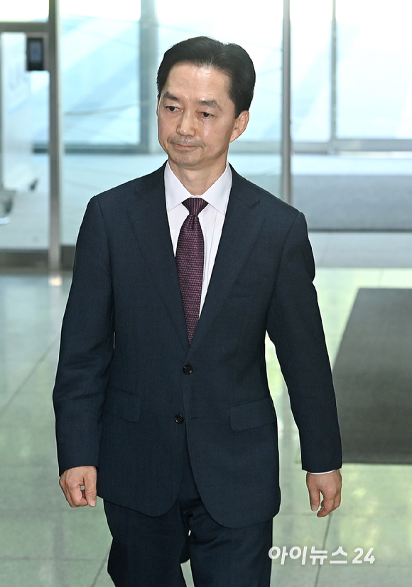 김지용 중대범죄수사청장 후보자가 8일 오후 서울 종로구 정부서울청사 창성동 별관에 마련된 인사청문회 준비단 사무실로 첫 출근하고 있다. [사진=곽영래 기자]