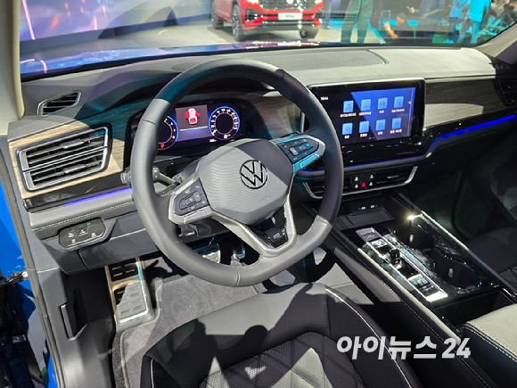 폭스바겐코리아가 26일 인천 영종도 스튜디오파라다이스에서 대형 SUV '신형 아틀라스'를 공개하고 있다. [영상=김종성 기자]