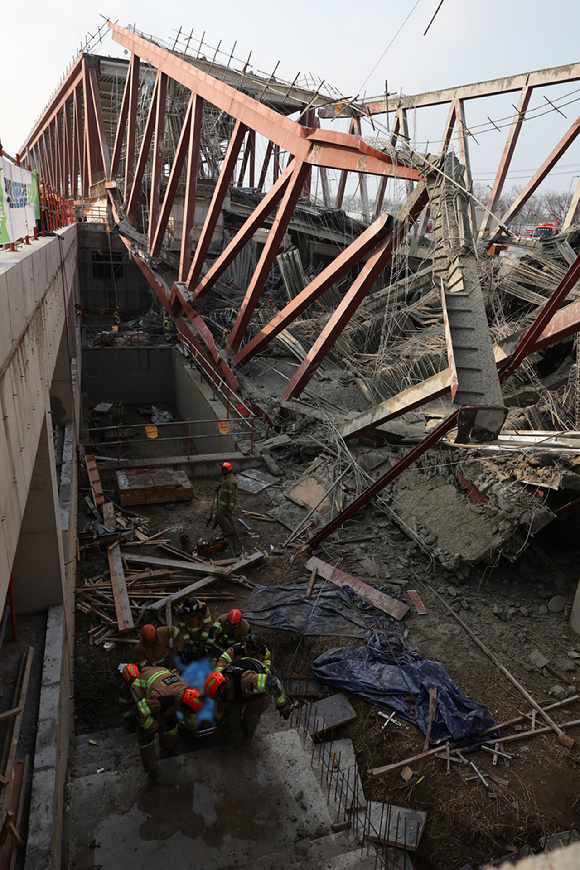 11일 광주 서구 광주대표도서관 공사현장에서 철골 구조물이 붕괴돼 구조대가 매몰 작업자 구조 활동을 하고 있다. 2025.12.11 [사진=연합뉴스]
