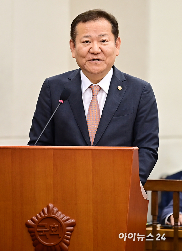 이상민 행정안전부 장관이 11일 오전 서울 여의도 국회에서 열린 행정안전위원회 전체회의에서 업무보고를 하고 있다. [사진=곽영래 기자]