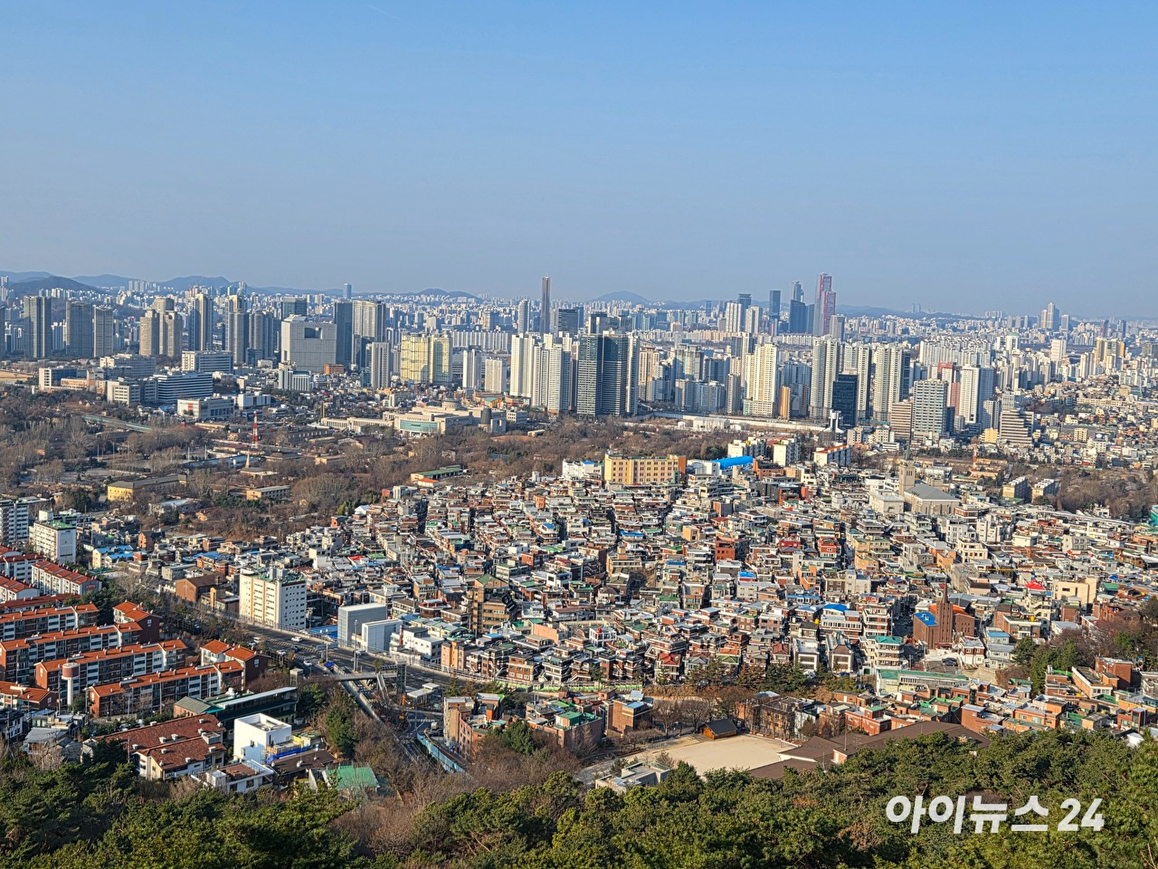 2027년부터 2029년 이후까지 종합부동산세, 양도소득세, 다주택자 양도세 중과의 단계별 개편 일정을 정리한 표. [사진=김민지 기자]