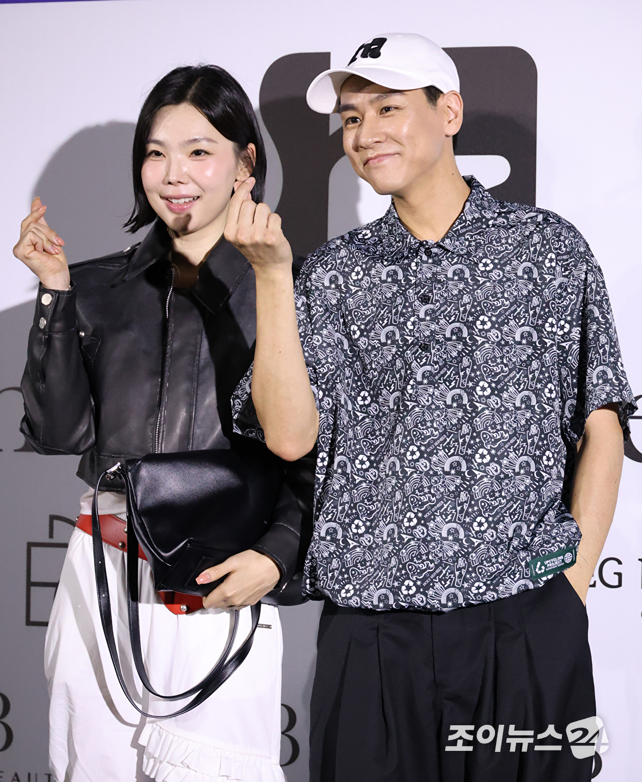 '돌싱글즈' 이다은, 윤남기 부부가 1일 오후 서울 중구 동대문디자인플라자에서 진행된 2027 S/S 서울패션위크 '홀리넘버세븐' 컬렉션에 참석해 포즈를 취하고 있다. [사진=문수지 기자]