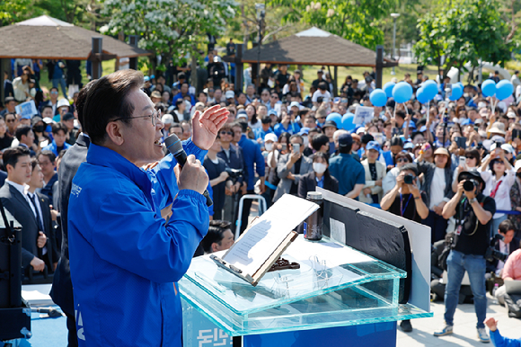 더불어민주당 이재명 대선 후보가 6·3 대통령선거 공식 선거운동 첫날인 12일 경기 화성시 동탄 센트럴파크 음악분수중앙광장 유세장에서 '세계1위 반도체 강국 도약!'이라고 쓰고 서명한 반도체 웨이퍼를 들어보이고 있다. 2025.5.12 [사진=연합뉴스]