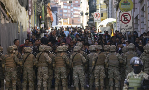볼리비아에서 27일(한국시간) 군부 쿠테타 시도가 있었다. 그러나 3시간 만에 무력화됐다. 수도 라파스에 있는 대통령궁 앞에 군 병력과 경찰이 민간인 출입을 통제하고 있다. [사진=뉴시스]