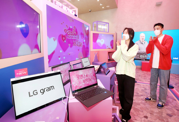 LG전자가 더 강력한 성능의 LG 그램 신제품 출시에 맞춰 내달 10일까지 서울 강남역 인근 복합문화공간 일상비일상의틈에서 이색 체험 공간을 운영한다. 모델들이 LG 그램 가운데 처음으로 외장그래픽 카드 등을 탑재한 LG 그램 신제품을 체험하고 있다. [사진=LG전자]