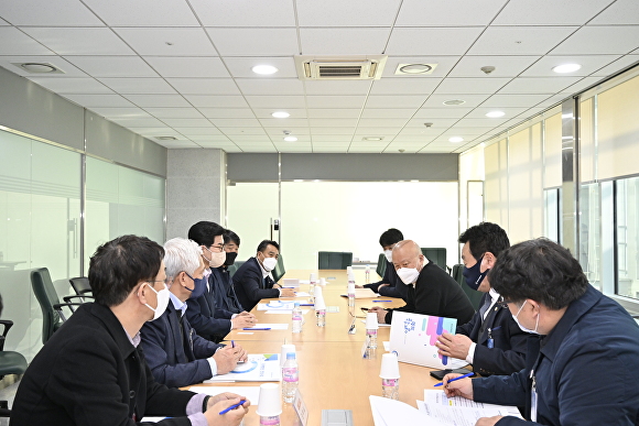 11일 김광열 경북 군수(왼쪽 가운데)가 국회를 방문해 김희국 의원(오른쪽 앞 세번째) 에게 내년 국비확보 방안을 논의하고 있다.  [사진=영덕군청]