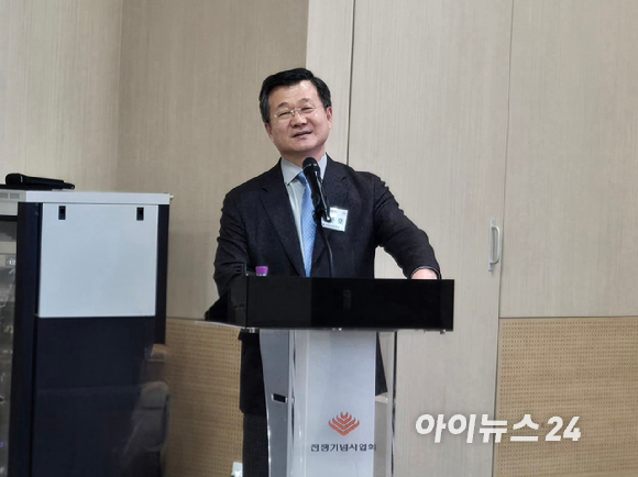 강은호 전 방위사업청장(전북대학교 교수)이 25일 전쟁기념관에서 진행된 '방산혁신포럼'에 참석하고 있다. [사진=최란 기자]