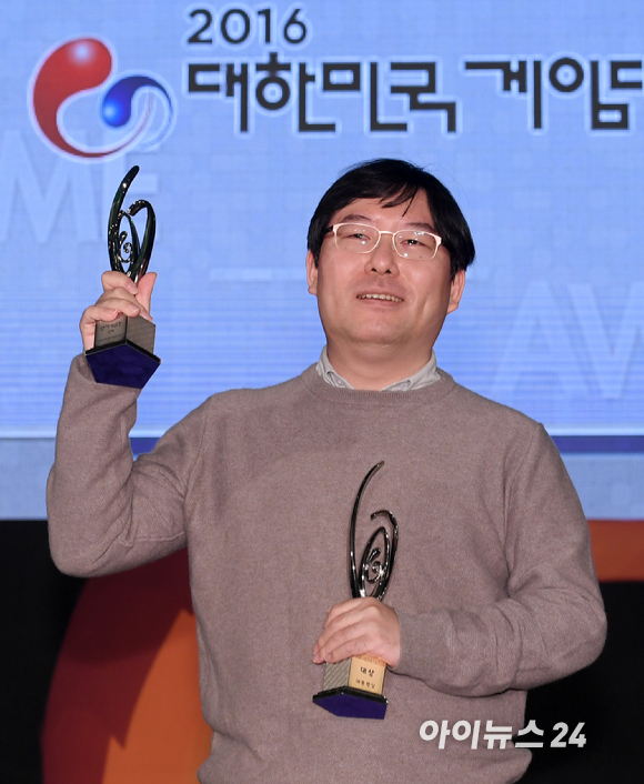 2016년 대한민국게임대상에서 '히트'로 대상을 수상한 박용현 넥슨게임즈(당시 넷게임즈) 대표. 