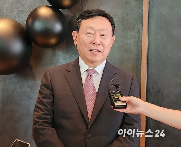 22일 신동빈 롯데그룹 회장이 '롯데몰 웨스트레이크 하노이' 공식 개장 행사 이후 기자들과 만나 질문에 답하고 있다. [사진=구서윤 기자]