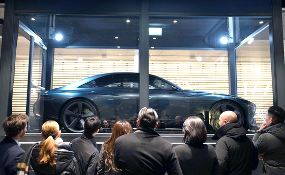 현대차그룹은 18일(현지시간) '한국의 밤' 행사가 열린 스위스 다보스 아메론호텔에 부산세계박람회 로고가 적용된 투명 컨테이너를 설치하고 그 안에 콘셉트카 '제네시스 엑스(Genesis X)'를 전시했다. [사진=현대자동차그룹]