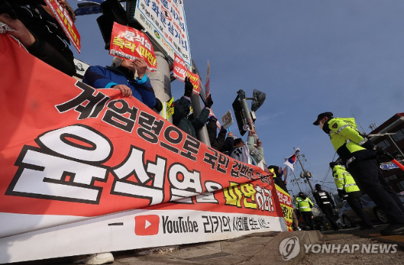 22일 서울 중구 세종대로에서 윤석열 대통령 탄핵 반대 광화문혁명국민대회가 열리고 있다. [사진=연합뉴스]