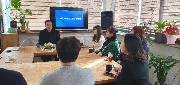 이건태 예비후보가 부천 소사 교육 현안 간담회에서 학부모들과 이야기를 나누고 있다. [사진=이 예비후보 선거 캠프]