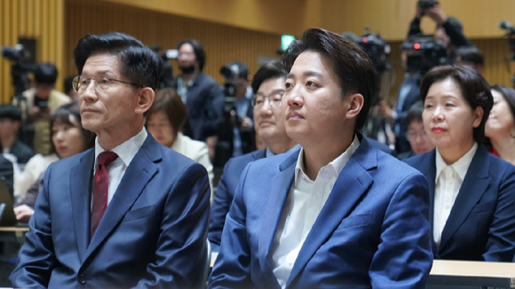 국민의힘 김문수 대선 후보가 19일 서울 청계광장에서 청년 정책 공약 발표를 마친 뒤 인사하고 있다. 2025.5.19 [공동취재] [사진=연합뉴스]