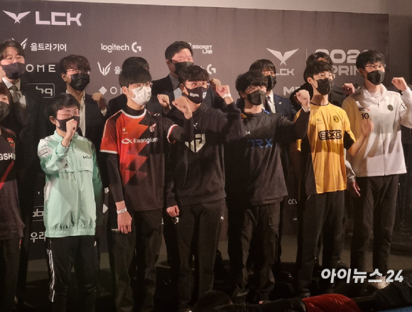 LCK 스프링 개막 미디어데이 행사에 참여한 선수와 감독들이 화이팅을 다짐하고 있다.