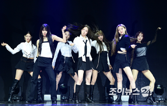 그룹 이즈나가 25일 오후 서울 광진구 광장동 예스24라이브홀에서 열린 izna(이즈나) 미니 1집 'N/a' 발매 기념 데뷔 쇼케이스에 참석해 타이틀곡 무대를 선보이고 있다. [사진=정소희 기자]