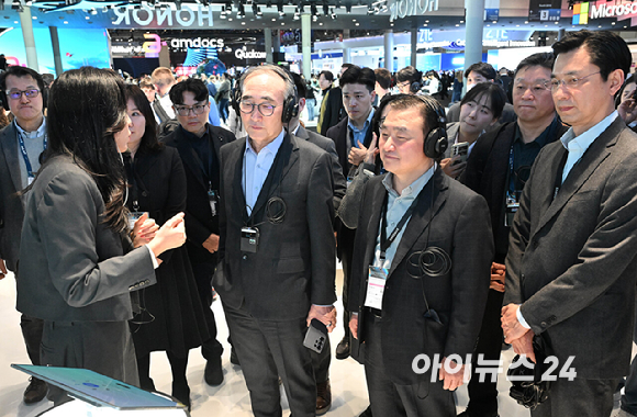 노태문 삼성전자 사장(왼쪽)과 김영섭 KT 대표가 3일(현지시간) 스페인 바르셀로나 피라 그란 비아 전시장에서 개막한 '모바일 월드 콩그레스(MWC) 2025' 삼성 부스에서 만나 인사를 나누고 있다. [사진=사진공동취재단]