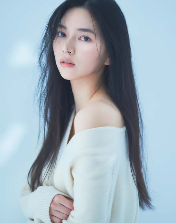 배우 김샤나가 프로필 사진 촬영에서 포즈를 취하고 있다. [사진=킹콩 by 스타쉽]