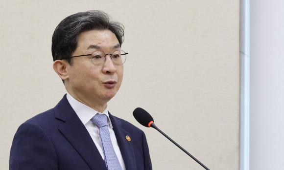 이억원 금융위원장이 8일 국회 정무위원회에서 열린 금융위원회 등에 대한 국정감사에서 업무보고를 하고 있다 [사진=연합뉴스]