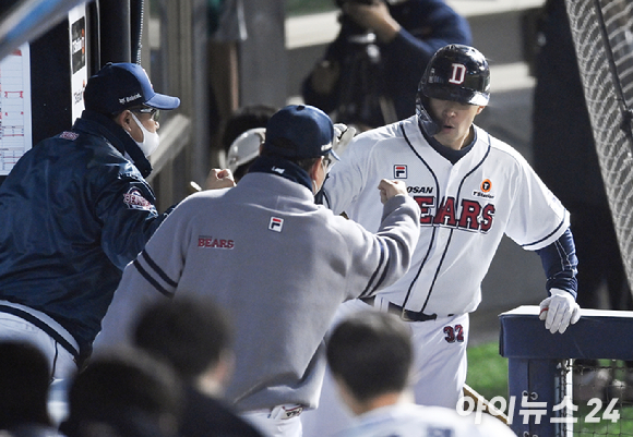 1일 오후 서울 잠실야구장에서 '2021 신한은행 SOL KBO리그' 키움 히어로즈와 두산 베어스의 와일드카드 결정전 1차전이 진행됐다. 두산 김재환이 8회말 2사 2루 동점 2점 홈런을 날린 후 김태형 감독과 하이파이브를 하고 있다. [사진=김성진 기자]