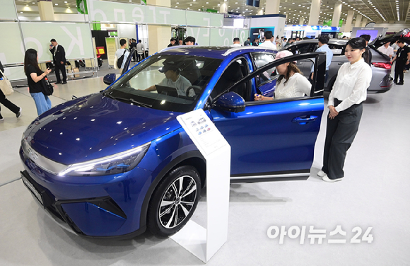 'EV 트렌드 코리아 2026'이 25일 서울 강남구 코엑스에서 열렸다. BYD코리아 부스에 순수 전기차 '아토 3 플러스'가 전시되고 있다. [사진=정소희 기자]