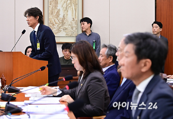 홍명보 대한민국 축구대표팀 감독이 24일 서울 여의도 국회에서 열린 문화체육관광위원회의 대한축구협회 등에 대한 현안질의에서 의원 질의에 답하고 있다. [사진=곽영래 기자]