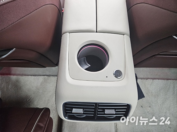 마이바흐 GLS 600 4MATIC 마누팍투어 2열에 있는 컵홀더. [사진=홍성효 기자]