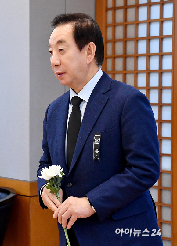 김성태 손기정 기념재단 이사장이 28일 오전 서울 종로구 서울대학교병원 장례식장에 마련된 故 이해찬 전 국무총리의 빈소에서 조문을 하고 있다. [사진=곽영래 기자]