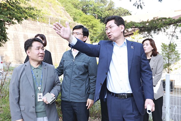 지난 14일 이상일 용인시장이 기흥구 마북동에 위치한 구성중·고등학교 앞을 찾아 학생들의 통학로 현장을 살피고 있다.  [사진=용인시]