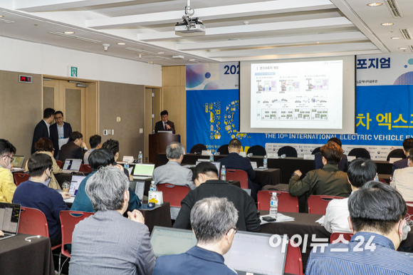 한국자동차기자협회는 2일 제주국제컨벤션센터에서 '전기자동차 보급 확대와 안전'을 주제로 심포지엄을 개최했다. [사진=강지용 기자]