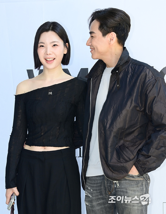 이다은-윤남기 부부가 24일 오후 서울 성동구 성수동 더블유미션에서 열린 홀리넘버세븐 X 코타로 타니야마 콜라보 팝업 오프닝 행사에 참석하고 있다. [사진=정소희 기자]