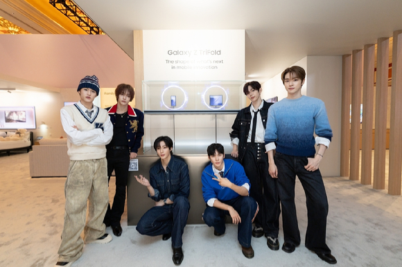 K팝 아티스트 라이즈(RIIZE)가 삼성전자 '더 퍼스트룩' 단독 전시관에서 두 번 접는 폴더블폰 '갤럭시 Z 트라이폴드'를 소개하고 있다. [사진=삼성전자]