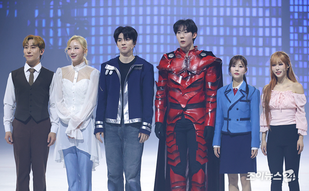배우 신석수, 피겨스케이팅 선수 김예림, 차준환, 이시형, 배우 권채원, 피겨스케이팅 선수 에이미가 7일 오후 서울 양천구 목동종합운동장실내아이스링크에서 진행된 아이스쇼 '나 혼자만 레벨업 on ICE' 프레스콜에서 포즈를 취하고 있다. [사진=문수지 기자]