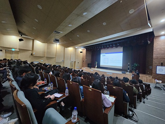 26일 경기도교육청이 2023 학교건축 세미나를 진행하고 있다. [사진=경기도교육청]