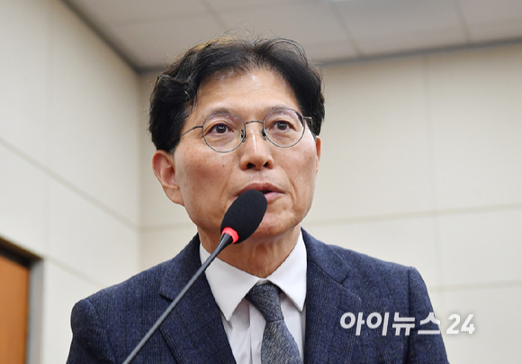 오진석 GS리테일 부사장이 12일 서울 여의도 국회에서 열린 정무위원회의 공정위 등에 대한 국정감사에서 질의에 답변하고 있다. [사진=곽영래 기자]