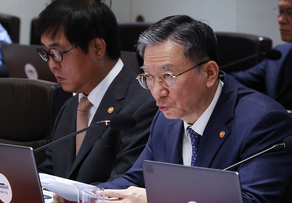 정성호 법무부 장관이 지난 11일 용산 대통령실에서 열린 국무회의에서 혐오 발언에 대한 대응 방안 관련 부처 보고를 하고 있다. 2025.11.11 [사진=연합뉴스]