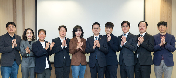 배경훈 부총리 겸 과학기술정보통신부 장관이 18일 서울 종로구 과학기술자문회의 대회의실에서 열린 독자 AI 관계 기업 간담회에서 발언하고 있다. [사진=윤소진 기자]